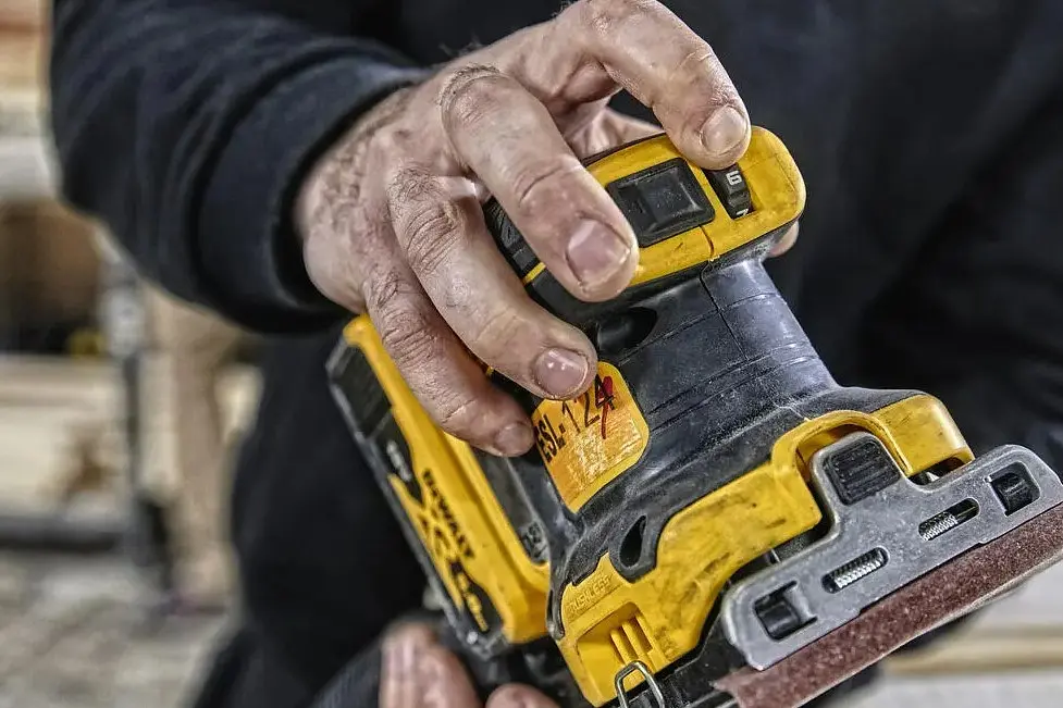 Акумуляторна вібраційна шліфмашина DeWalt без АКБ та ЗП DCW200N - фото 9