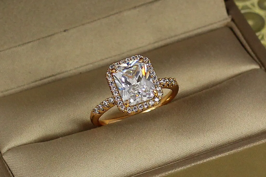 Кільце Xuping Jewelry авангард з білим каменем р 18 золотисте
