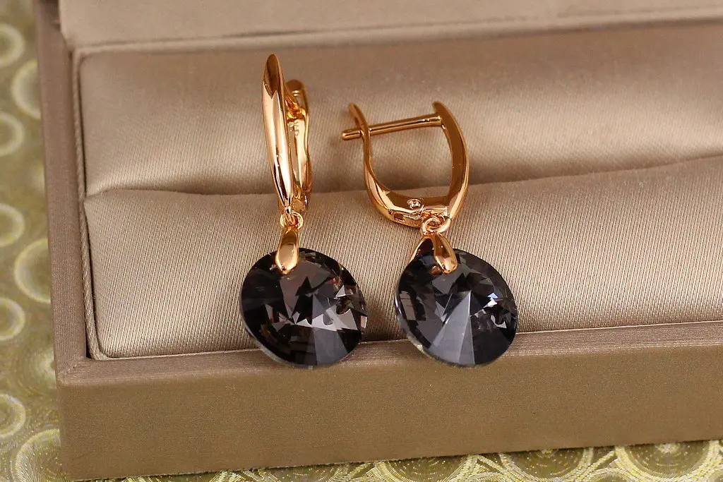 Сережки підвіски Xuping Jewelry Сваровські Балет із чорними каменями 3,2 см золотисті - фото 2