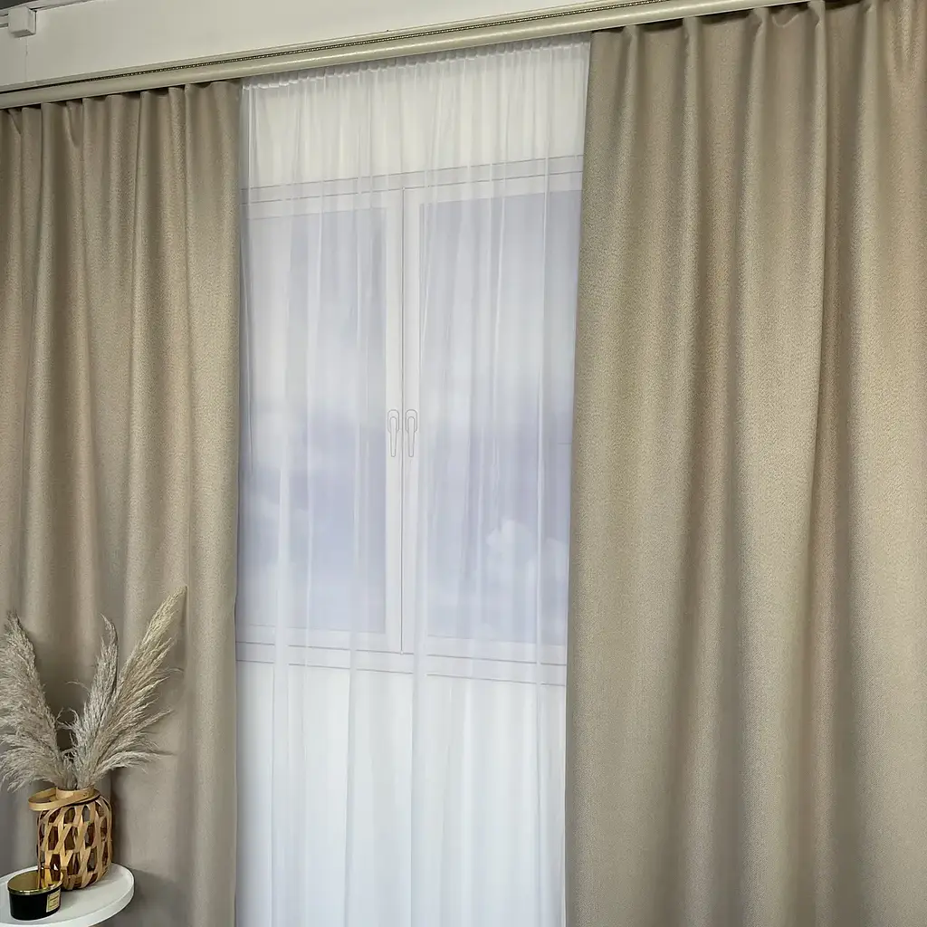 Льняні блекаут штори бежевого кольору 2шт. 150х270 з білим шифоновим тюлем 400х270, на тасьмі ALBO pbe0052616 - фото 5