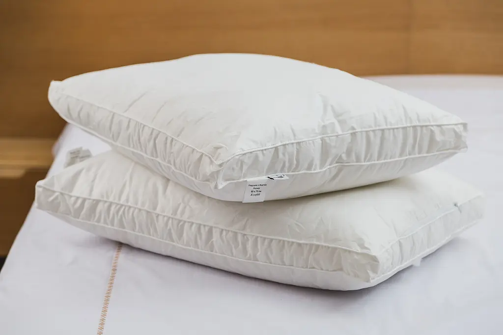 Подушка Ecotton 50х70 см Ecofill Premium антиалергенна з кантом біопух біла в чохлі для зберігання White (25070) - фото 6