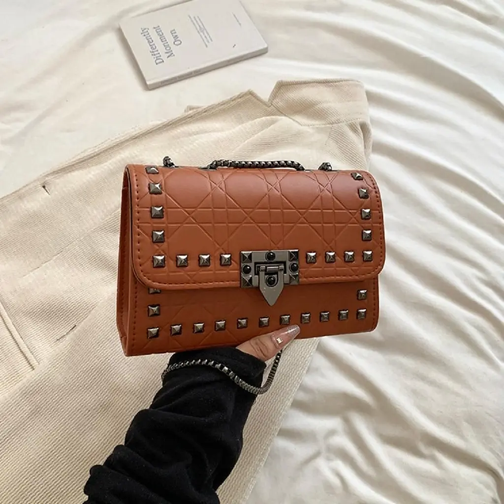 Сумка із заклепками на ланцюжку Lilly P2-87102A коричнева - фото 3