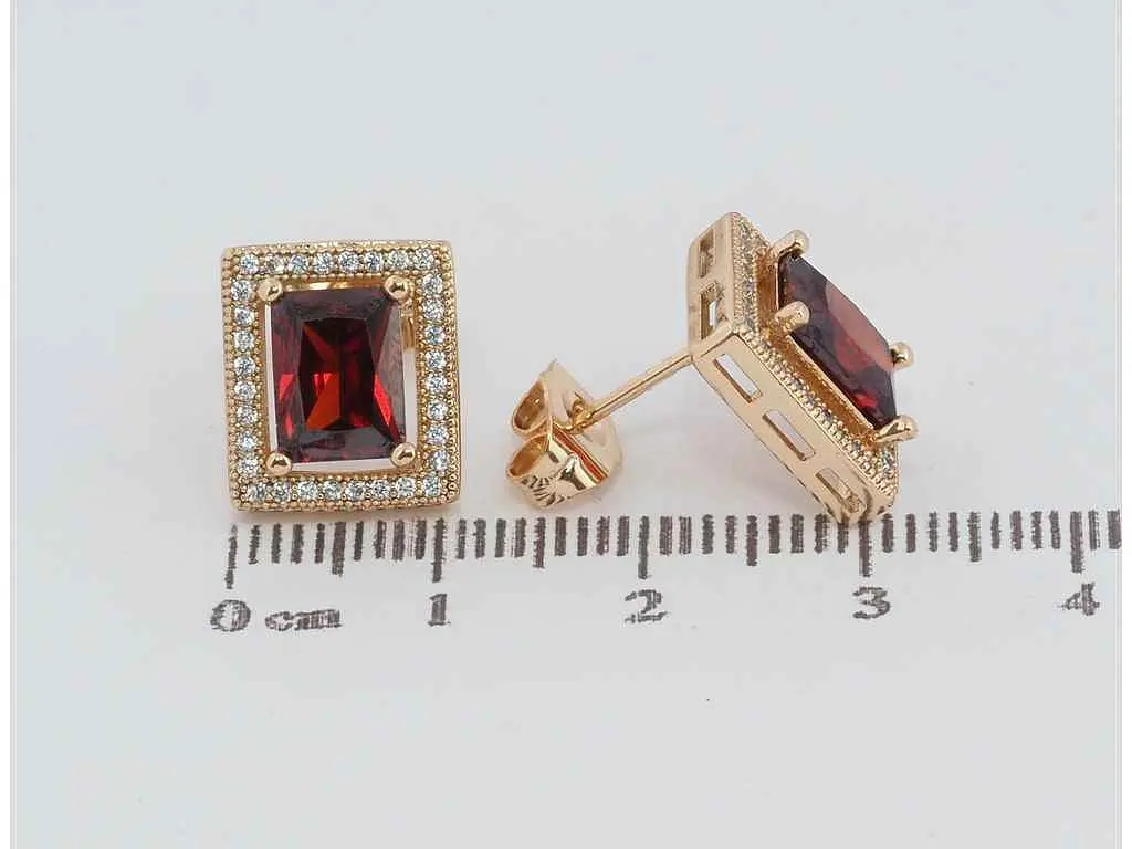 Сережки Xuping Позолота 18K пусети "Червоні фіаніти в обрамленні цирконію" 11х13мм (221453) - фото 2