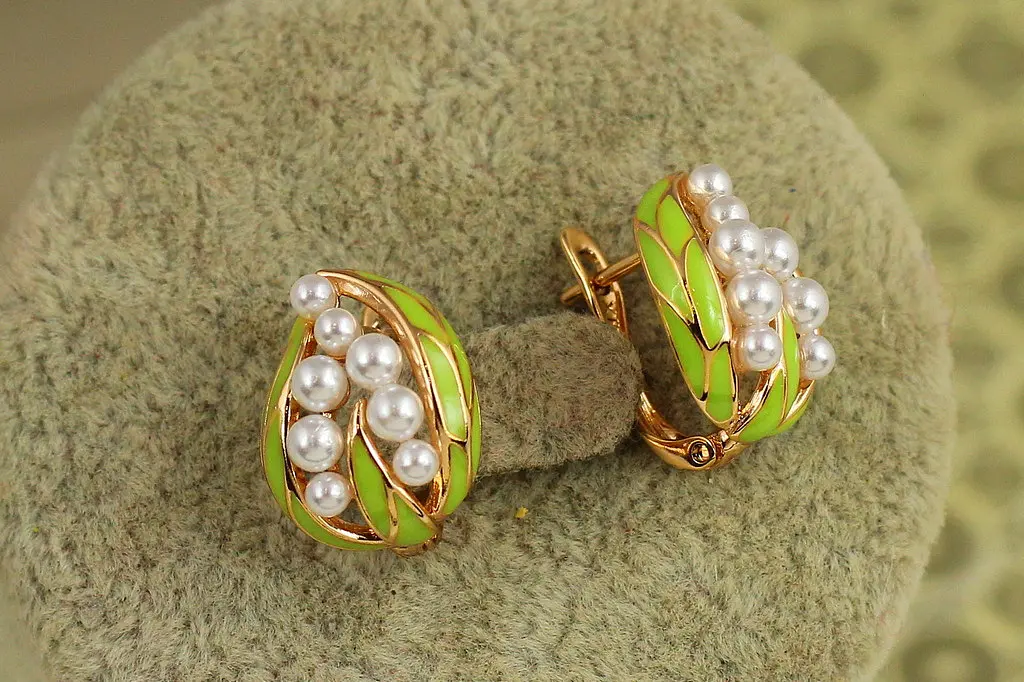 Сережки Xuping Jewelry Конвалія з перлинами і зеленою емаллю 1,5 см золотисті - фото 2