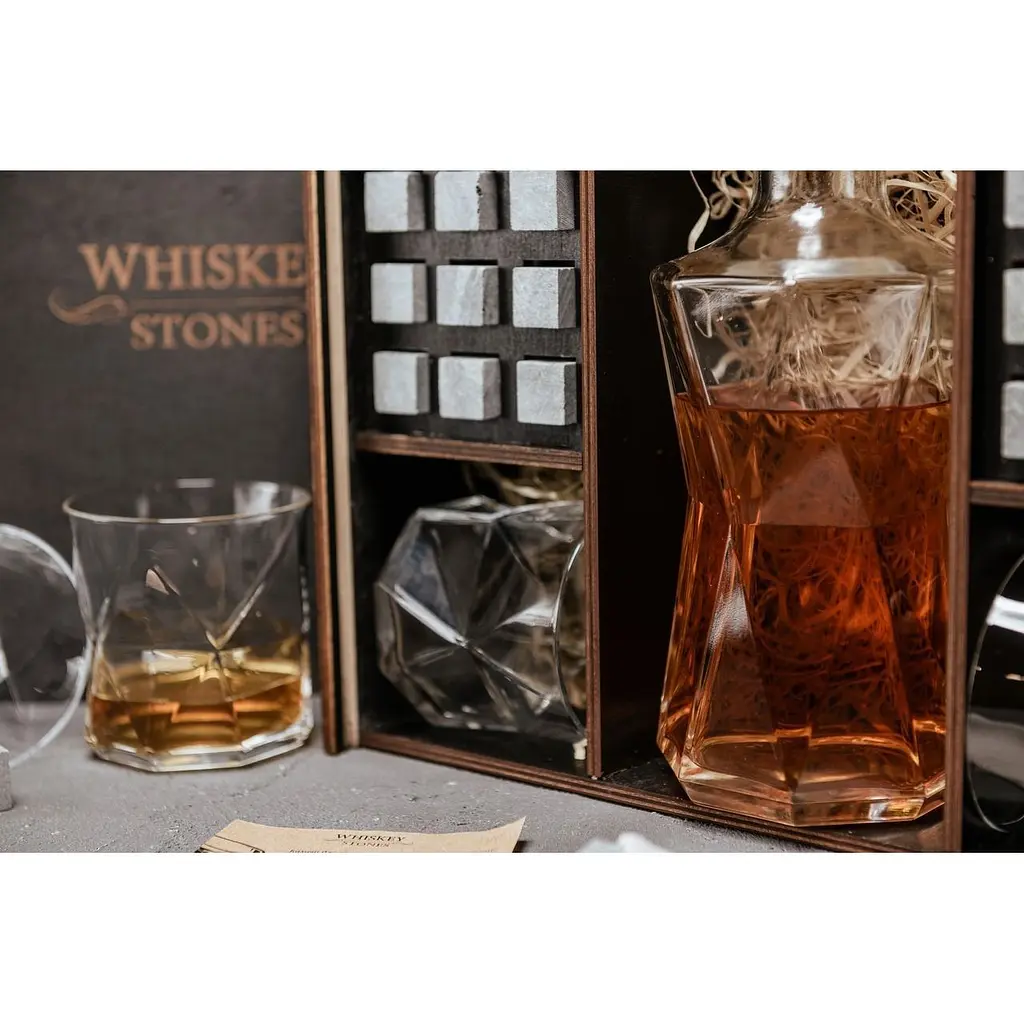 Подарунковий набір Whiskey Stones камені для віскі в дерев'яному пеналі №8 + декантер і 4 склянки Rocco Cassiopea + щипці + мішечок - фото 5