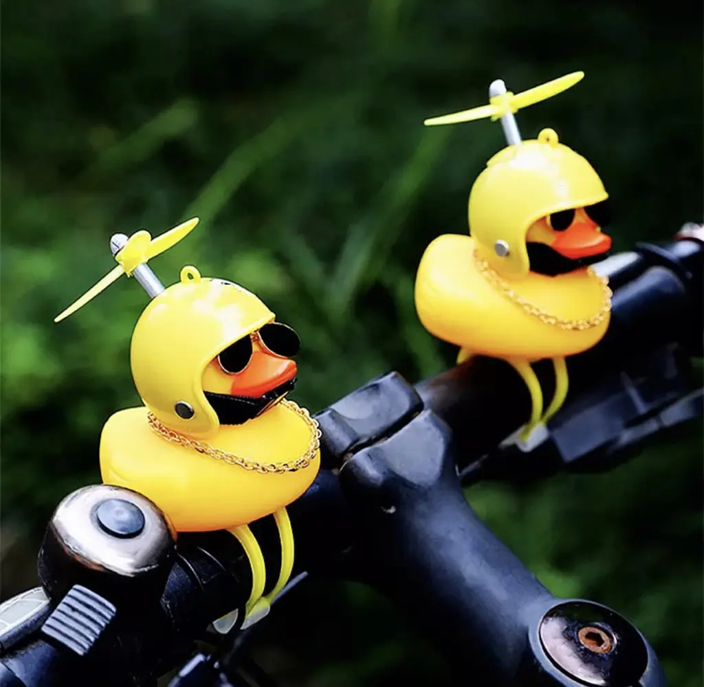 Автомобільна качка з шоломом і кріпленням Funny Ducks Red Spider 5178 - фото 7