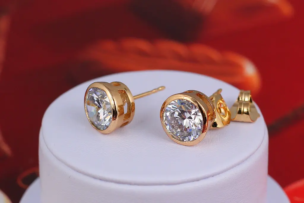 Сережки гвоздики Xuping Jewelry камінь в обідку 10 мм золотисті - фото 2