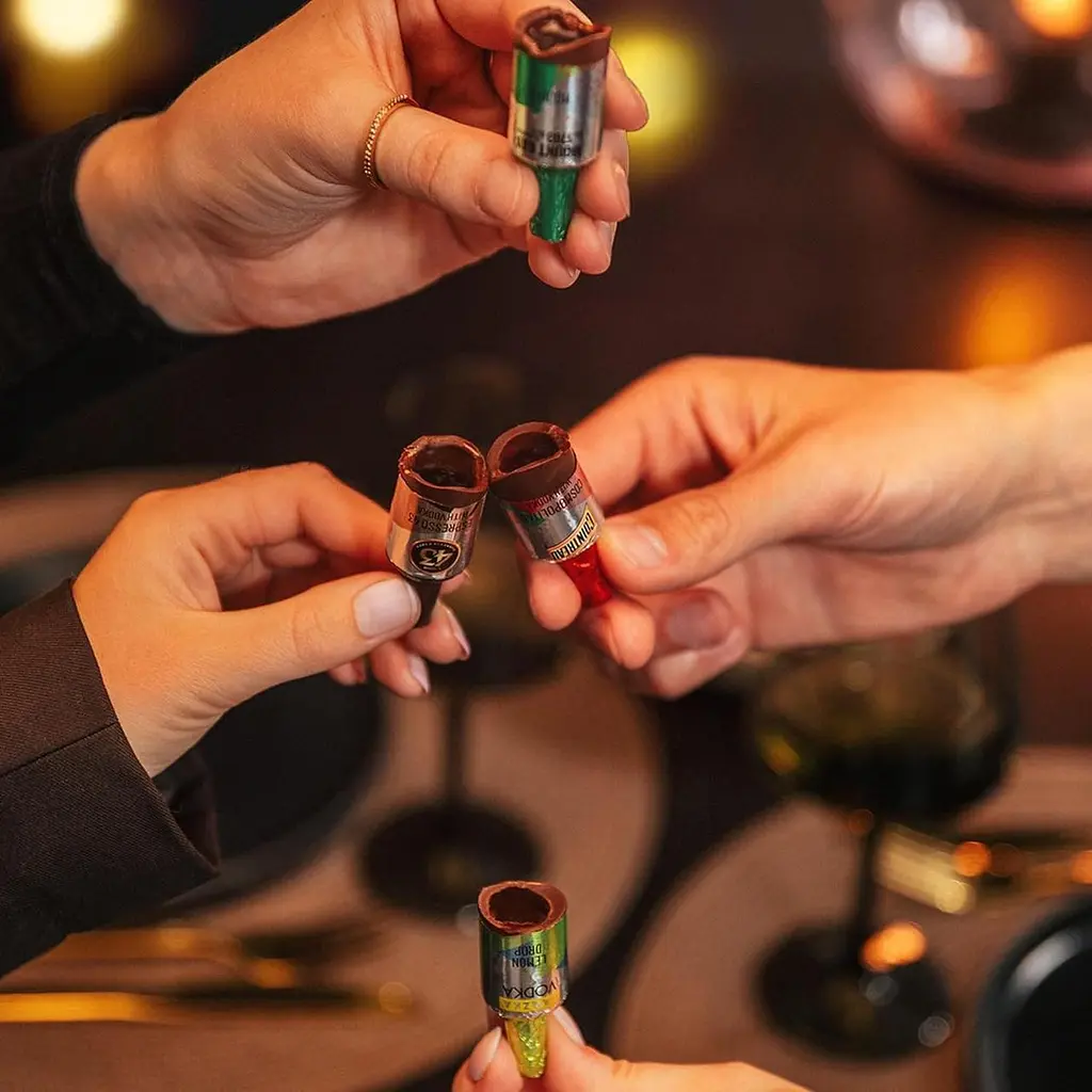 Шоколадні пляшечки з коктейлями Anthon Berg Chocolate Cocktail Liqueurs 8шт, 125г - фото 6