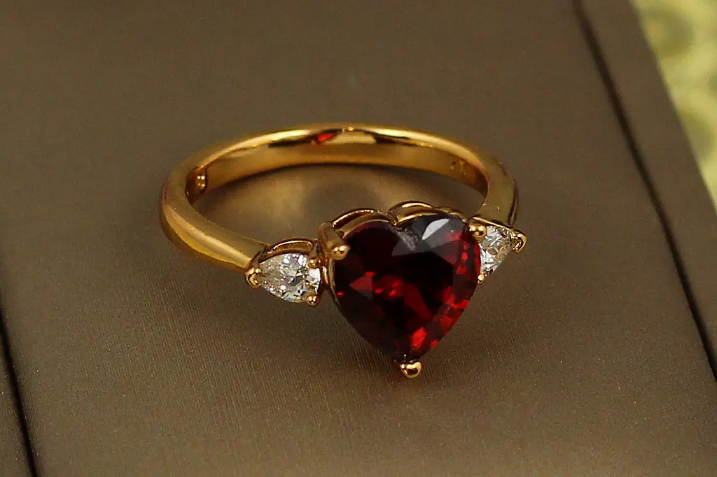 Кільце Xuping Jewelry серце з червоним каменем і краплями з боків р 20 золотисте - фото 2