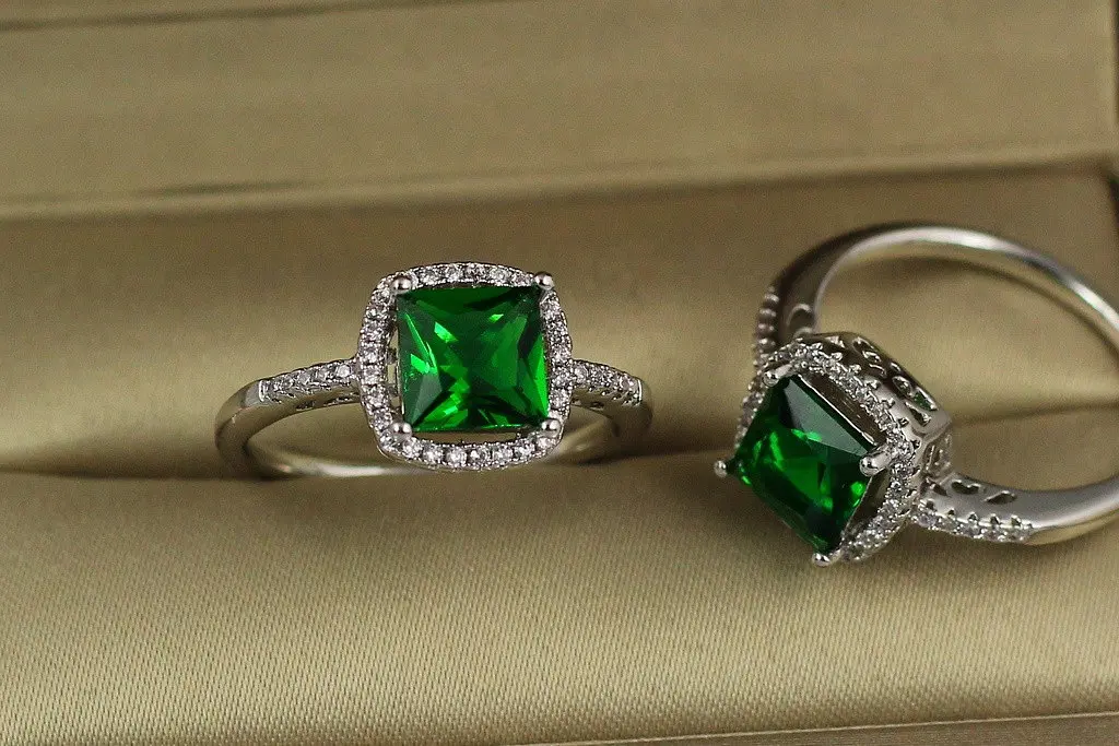 Кільце Xuping Jewelry зелений квадрат в оправі з дрібних фіанітів 18 р сріблясте - фото 2
