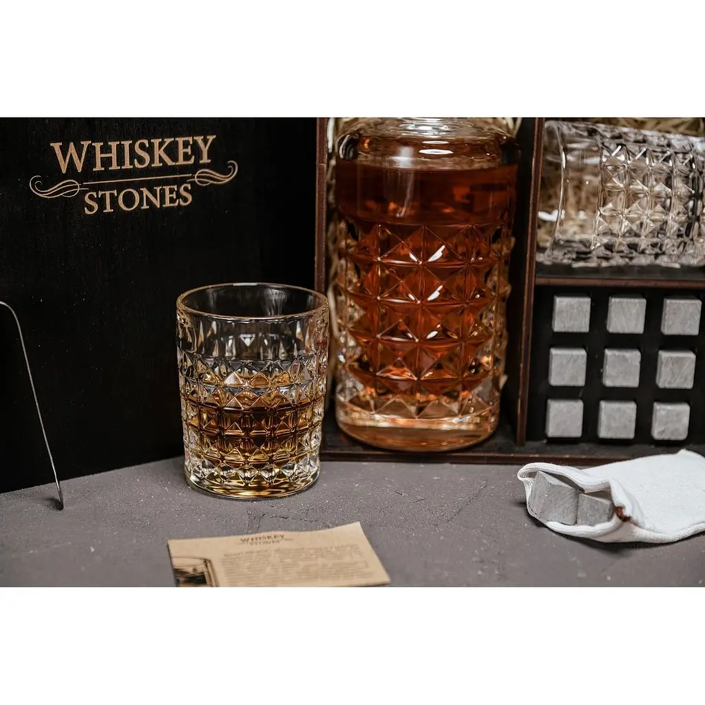 Подарунковий набір Whiskey Stones камені для віскі у дерев'яному пеналі №7 + декантер і 2 склянки Bohemia Diamond + щипці + мішечок - фото 4