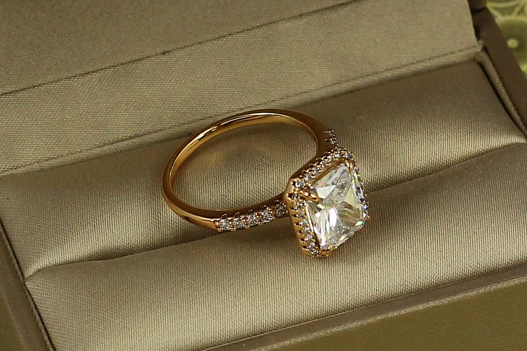 Кільце Xuping Jewelry авангард з білим каменем р 18 золотисте - фото 3