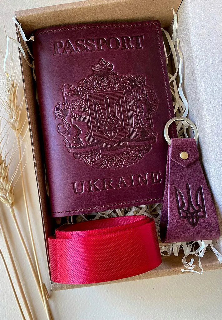 Подарунковий набір шкіряних аксесуарів з українською символікою бордовий - фото 2