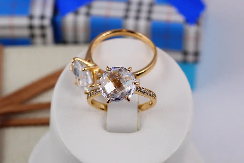 Кільце Xuping Jewelry тонке з білим фіанітом 11 мм на шість кріплень р 17 золотисте - фото 2