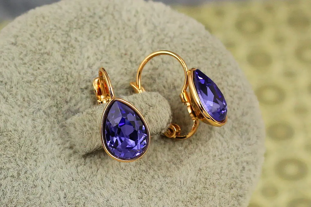 Сережки Xuping Jewelry Сваровськи обітниця із фіолетовими каменями 1,5 см золотисті - фото 2