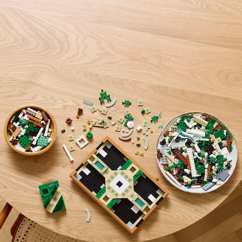 Конструктор LEGO Icons Сад фонтанов 1302 деталей (10359) - фото 4