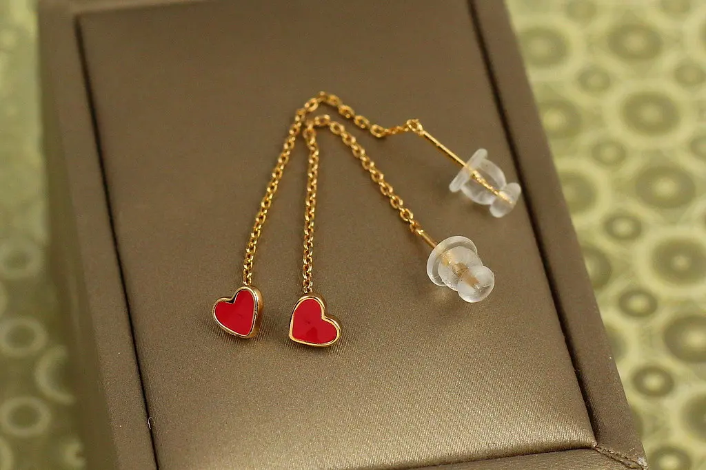 Сережки протяжки Xuping Jewelry сердечки з червоною емаллю 6 см золотисті - фото 2