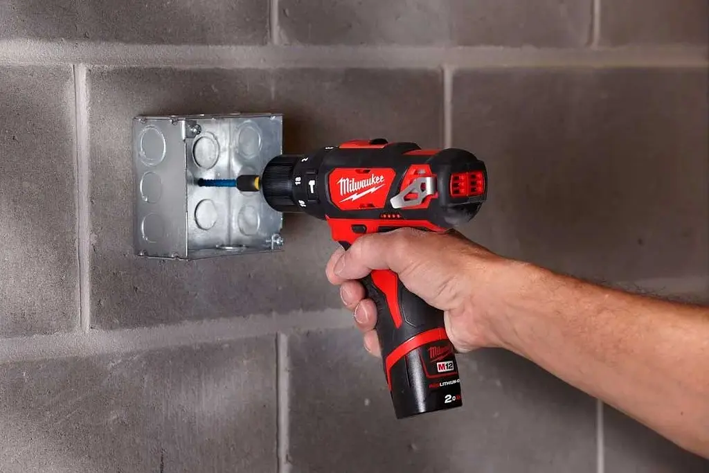 Шурупокрут-дриль акумуляторний Milwaukee M12 BPD-202C 12В 2х2 А/год 30 Нм 0·1500 об/хв ЗП C12C жилет кейс 1.2 кг - фото 4