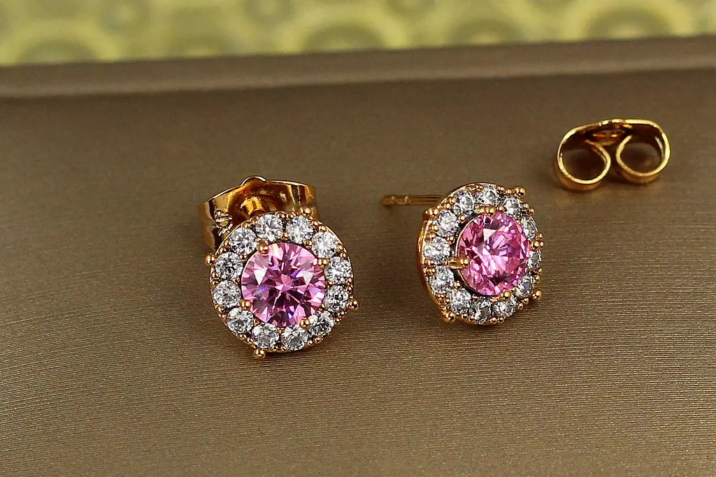 Серьги гвоздики Xuping Jewelry розовый камень в ободке из фианитов 9 мм золотистые
