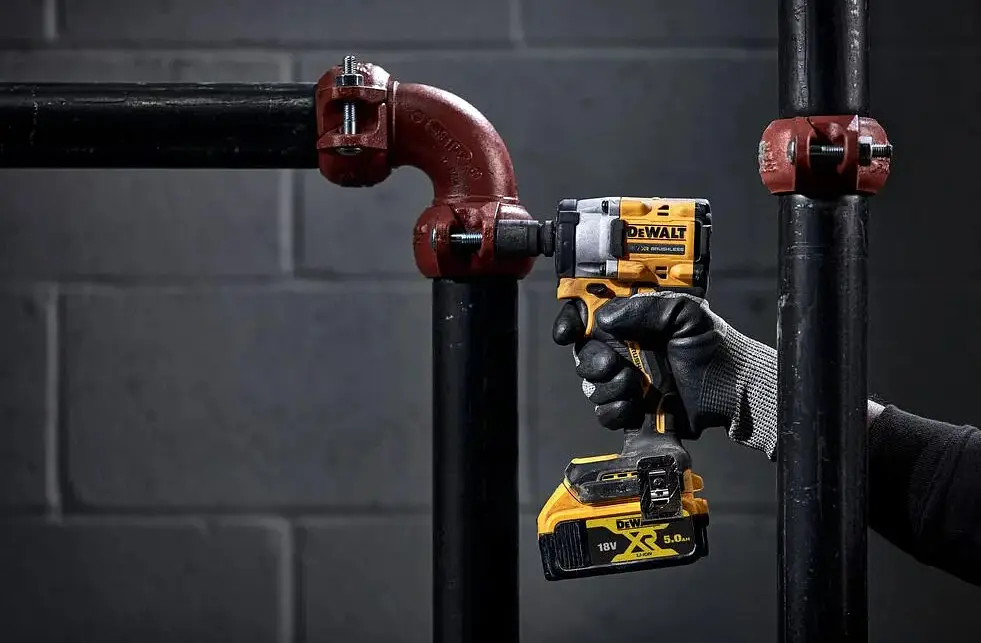 Гайкокрут ударний акумуляторний DeWalt з АКБ та ЗП DCF922P2T - фото 3