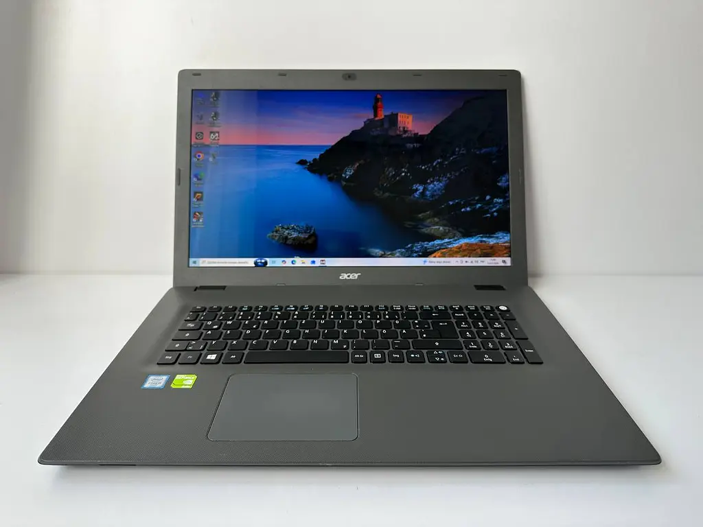 Ноутбук Acer Aspire E5-773G 17.3" (i3-6100U / 8GB / SSD+HDD / GeForce 940M 2GB) б/в - фото 2