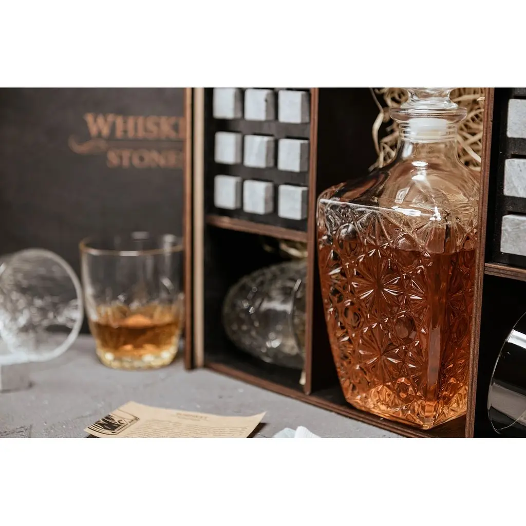 Подарунковий набір Whiskey Stones камені для віскі в дерев'яному пеналі №8 + декантер і 4 склянки Rocco Dedalo + щипці + мішечок - фото 5