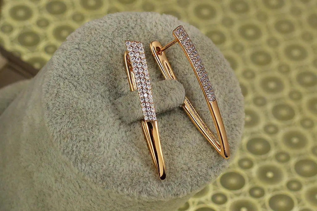 Сережки Xuping Jewelry стрілки з каменями завужені знизу 3,7 см золотисті - фото 3