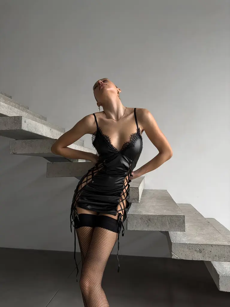Сукня жіноча еротична зі шнурівкою вздовж тіла з трусиками чорна S 42/44 - фото 2
