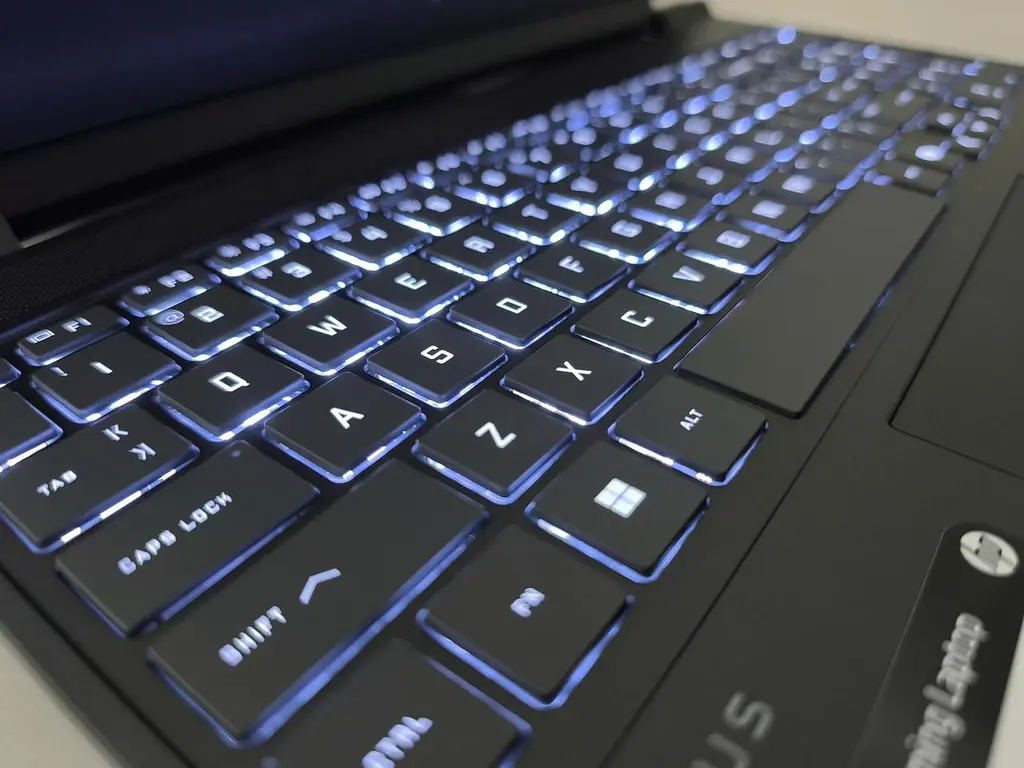 Ноутбук HP 15.6 Victus 15-fa2082wm FHD IPS 144Hz/Intel i5-13420H/16GB/512SSD/RTX 4050 6GB/NOGRAVING/W11H/Mica Silver (B5EQ3UA) - фото 6