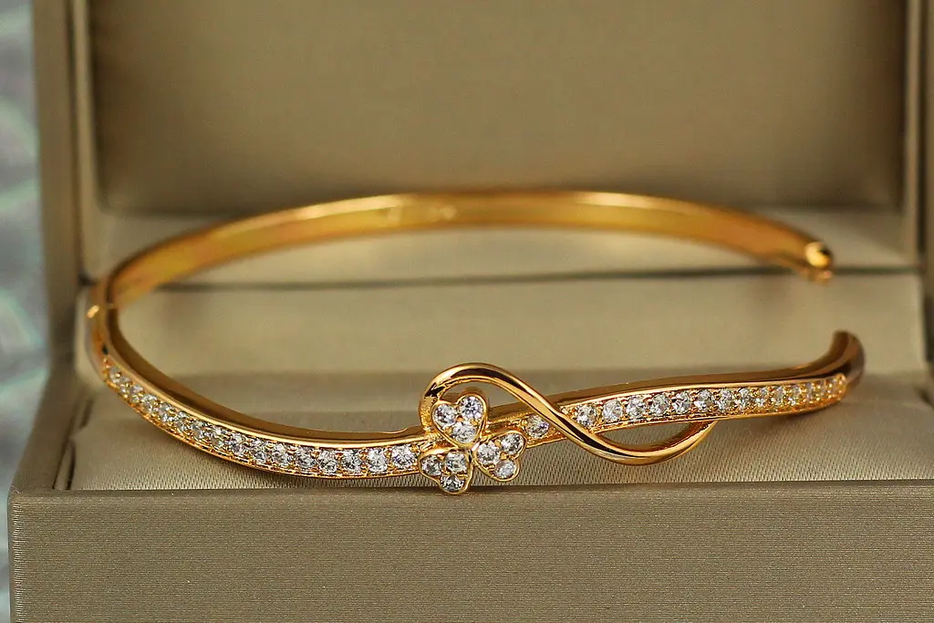 Браслет бенгл Xuping Jewelry щаслива конюшина 57 мм 10 мм на руку від 16 см до 18 см золотистий - фото 2
