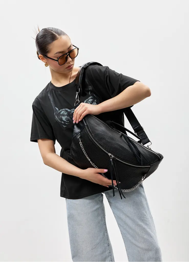 Жіноча шкіряна сумка бананка Sambag Urban Laptop чорна 46 × 26 см (51411101) - фото 3