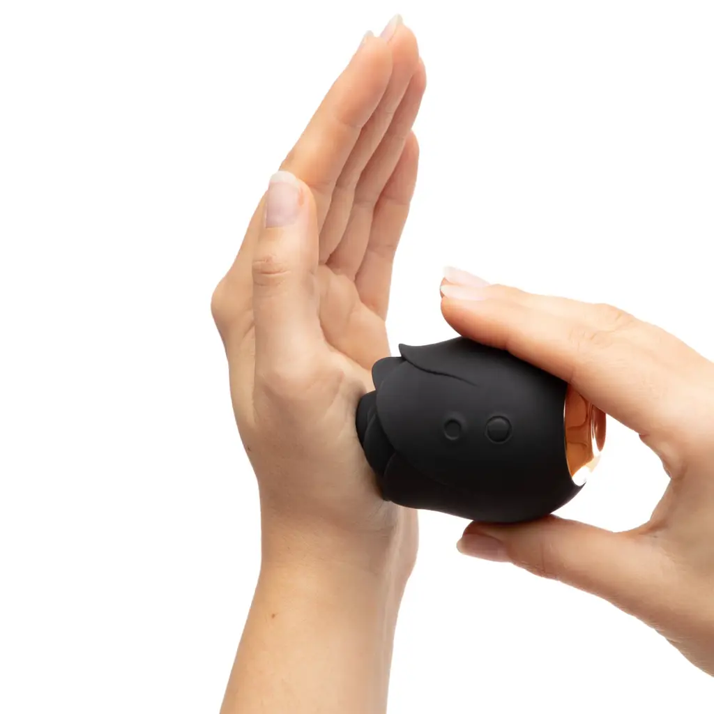 Вакуумний стимулятор клітора Fifty Shades of Grey Hearts Flowers Stimulator чорний - фото 7