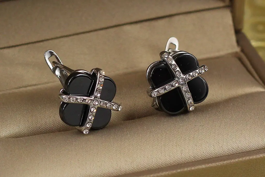 Сережки Xuping Jewelry конюшина з камінням навхрест із чорною керамікою 1.3 см сріблясті - фото 3