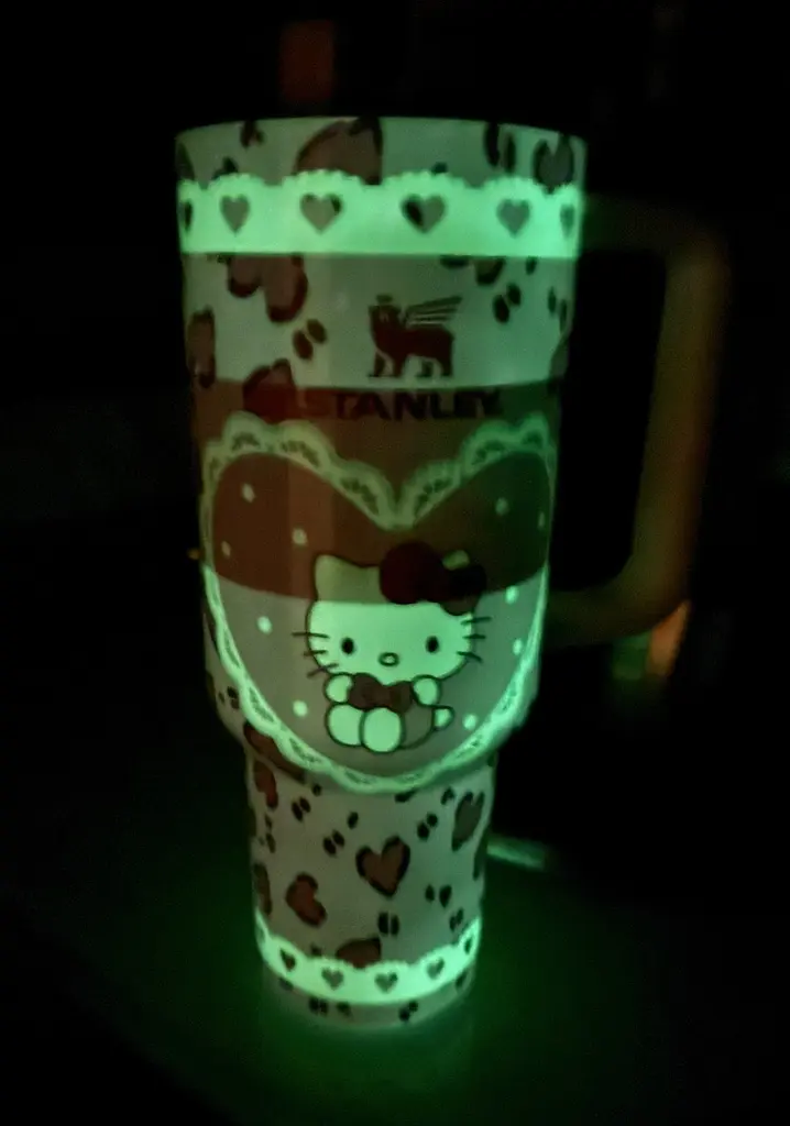 Термос термочашка Stanley Quencher H2.0 Tumbler Світиться у темряві 1,18 л Hello Kitty Pink Love Edition KT7001978 - фото 2