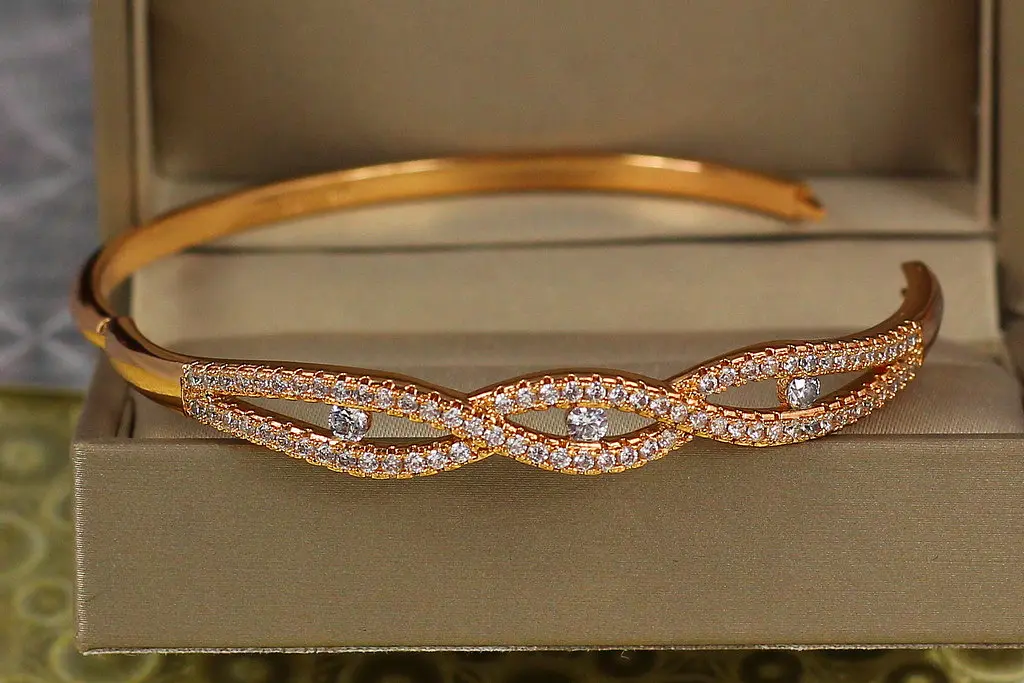 Браслет бенгл Xuping Jewelry Синусоїди 60 мм 8 мм на руку від 17 см до 19 см золотистий - фото 2