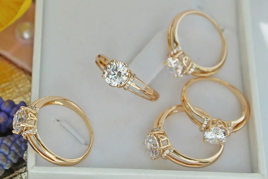 Кільце Xuping Jewelry три смуги тримають фіаніт 7 мм р16 золотисте - фото 2