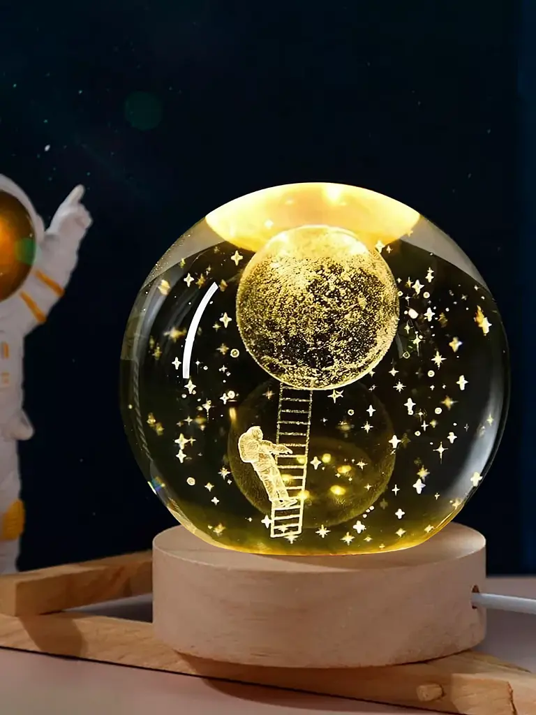 Світильник - нічник кришталева куля з дерев'яною основою, 3D- сфера "Астронавт", USB, комбінований дерево зі склом (6039785732) - фото 9