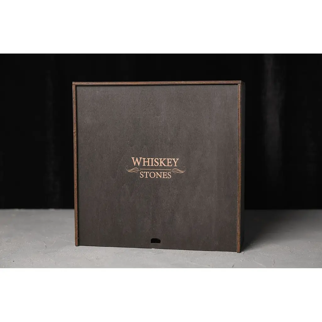 Подарунковий набір віскі Whiskey Stones з камінням для віскі в дерев'яному пеналі №3 + декантер і 2 склянки + щипці + мішечок - фото 8