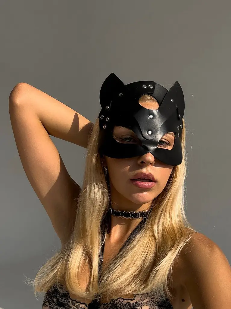 Маска жіноча BDSM шкіряна Кішка з металевими заклепками на еластичному ремінці чорна S/M/L - фото 7