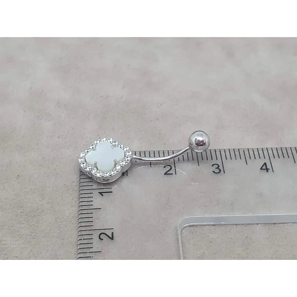 Серебряная серьга для пирсинга пупка Ирий Клевер с перламутром. 6025.2 - фото 4