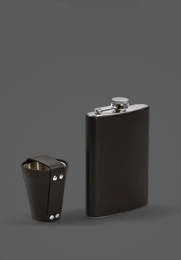 Набор с флягой и рюмками в кожаном чехле темно-коричневый. - фото 2