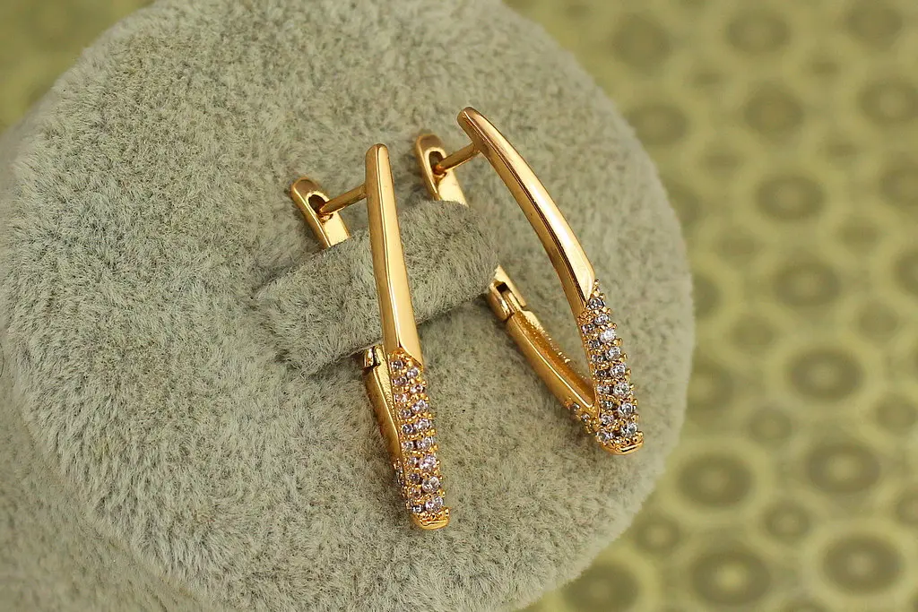 Сережки Xuping Jewelry дужки з камінцями на вістрі 2,8 см золотисті - фото 4