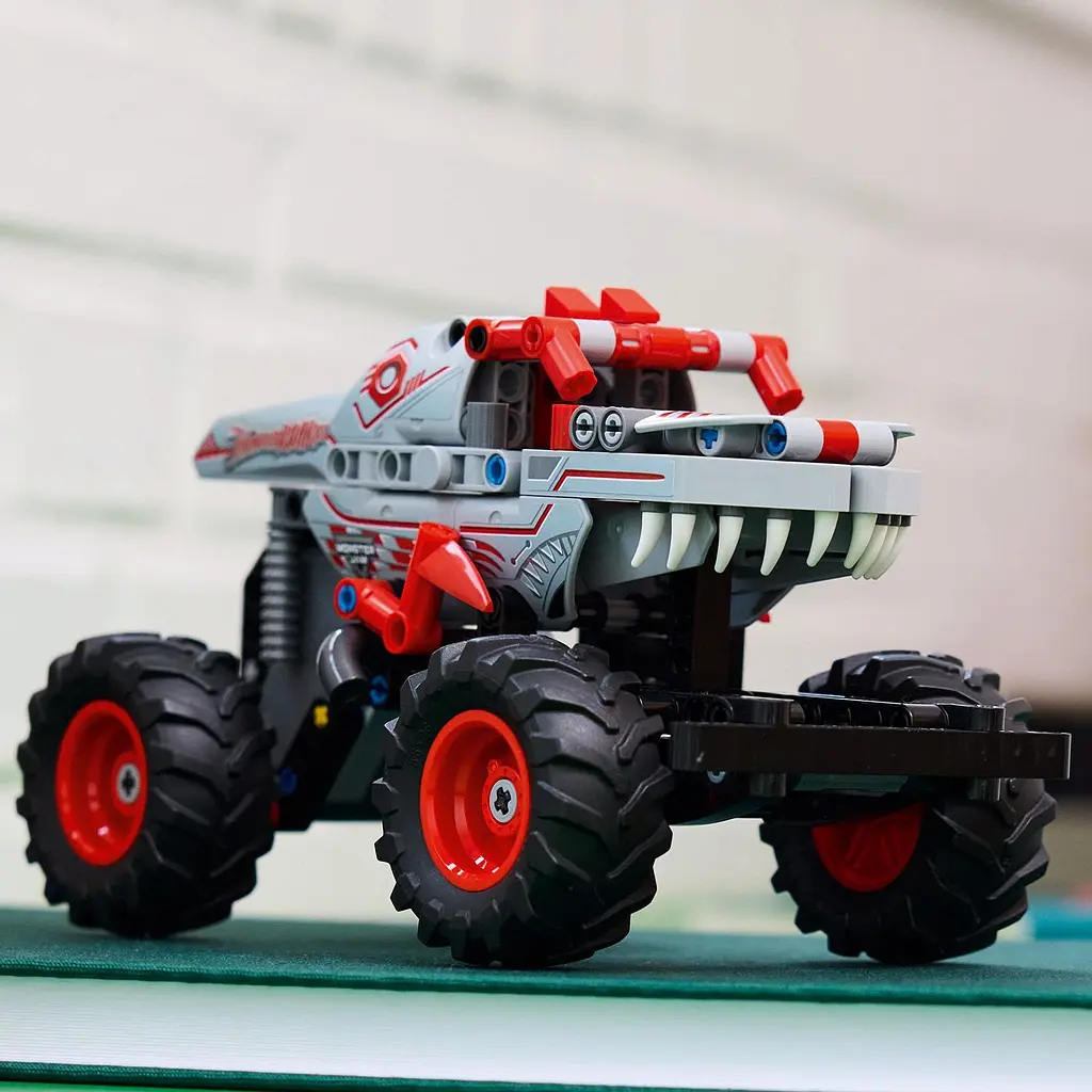 Конструктор LEGO Technic Monster Jam ThunderROARus с инерционным двигателем, 232 детали (42200) - фото 4