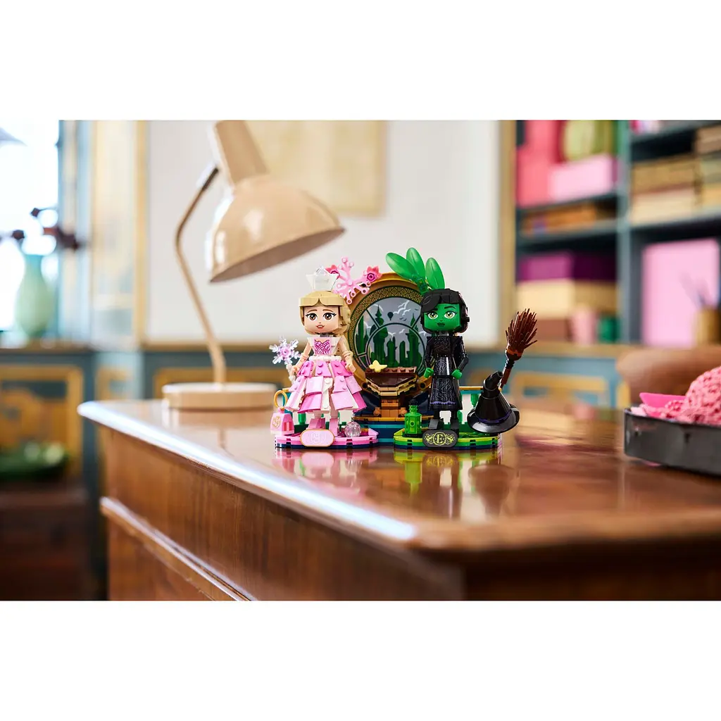 Конструктор LEGO Wicked​ Фігурки Ельфаби й Ґлінди 558 деталей (75682) - фото 5