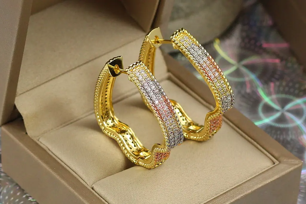 Сережки кільця Xuping Jewelry лілія веселка з камінням 3.4 см лимонне золото - фото 2