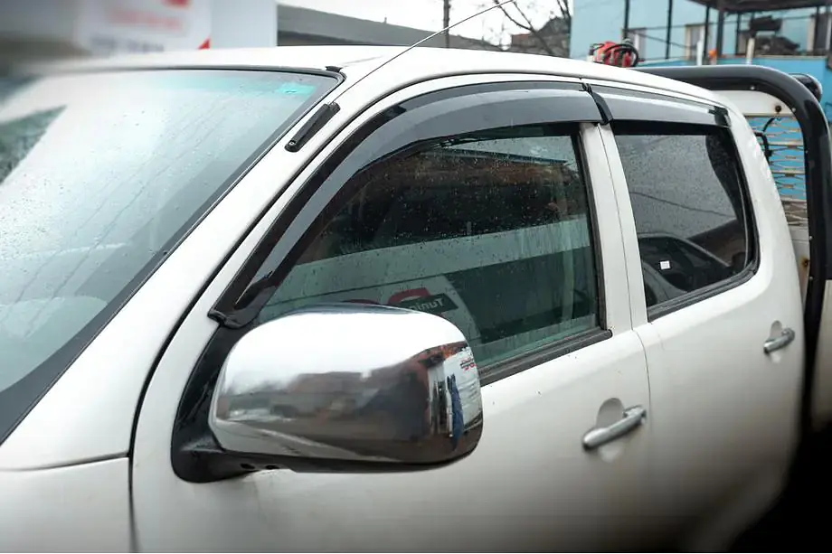 Дефлектори вікон вітровики Toyota Hilux 2006-2015 4D скотч SunPlex (SP-S-70) - фото 3