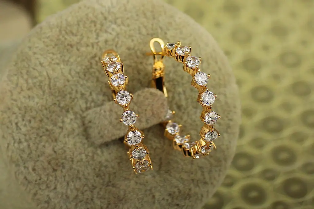 Серьги кольца Хuping Jewelry с крупными камнями 2,4 см золотистые