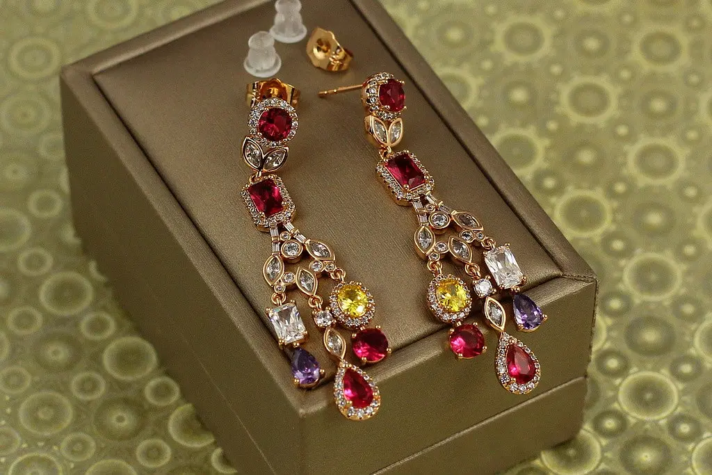 Сережки Xuping Jewelry підвіски Валері із різнокольоровими каменями 5,3 см золотисті - фото 2