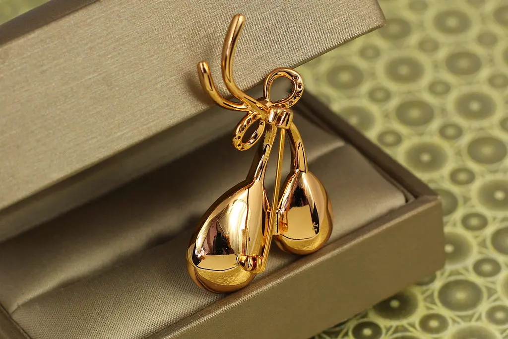 Брошка Xuping Jewelry Дві крапельки з фіолетовими каменями Сваровські 4,7 см золотиста - фото 2