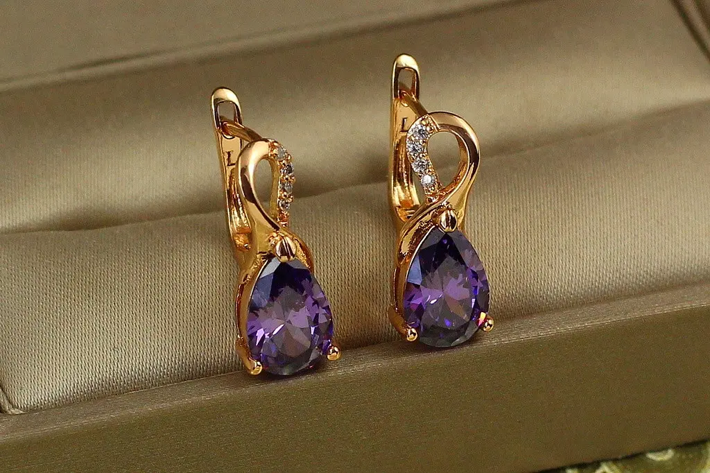 Сережки Xuping Jewelry Скандинавія з фіолетовим каменем 1,8 см золотисті - фото 2